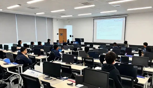 教育公平背景下技术应用的两种实践路径对比